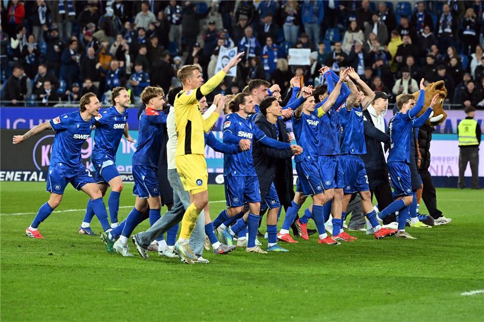 Nach einer enttäuschenden ersten Hälfte war der Jubel nach dem 4:1 gegen Bielefeld groß.Uli Deck/dpa