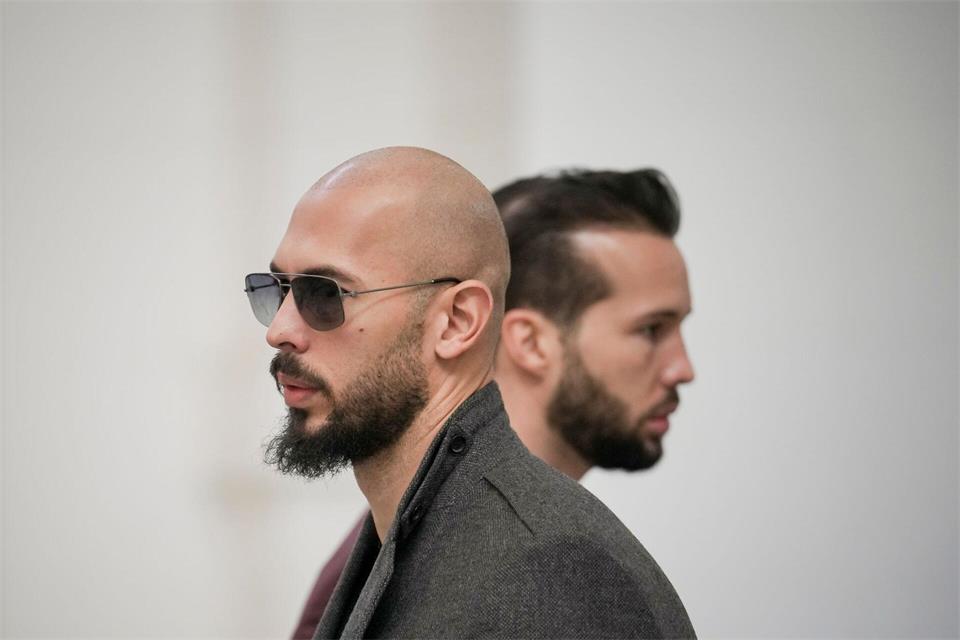 Nach einer ersten fehlgeschlagenen Anklage versucht Rumäniens Staatsanwaltschaft, die Influencer Andrew und Tristan Tate erneut vor Gericht zu bringen. (Archivbild) Vadim Ghirda/AP/dpa