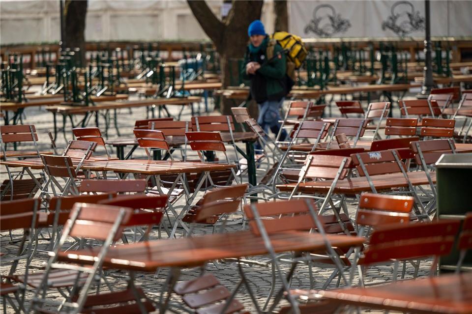 Nach einer frühlingshaften ersten Aprilwoche macht sich Regen breit. Beim Biergartenbesuch wird man wohl nass. (Archivbild)Peter Kneffel/dpa