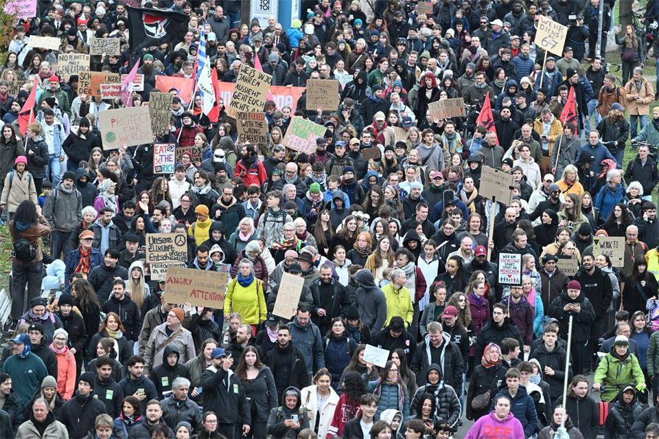 Nach einer kurzen Verzögerung am Start setzte sich der Demozug in Frankfurt in Bewegung. Boris Roessler/dpa