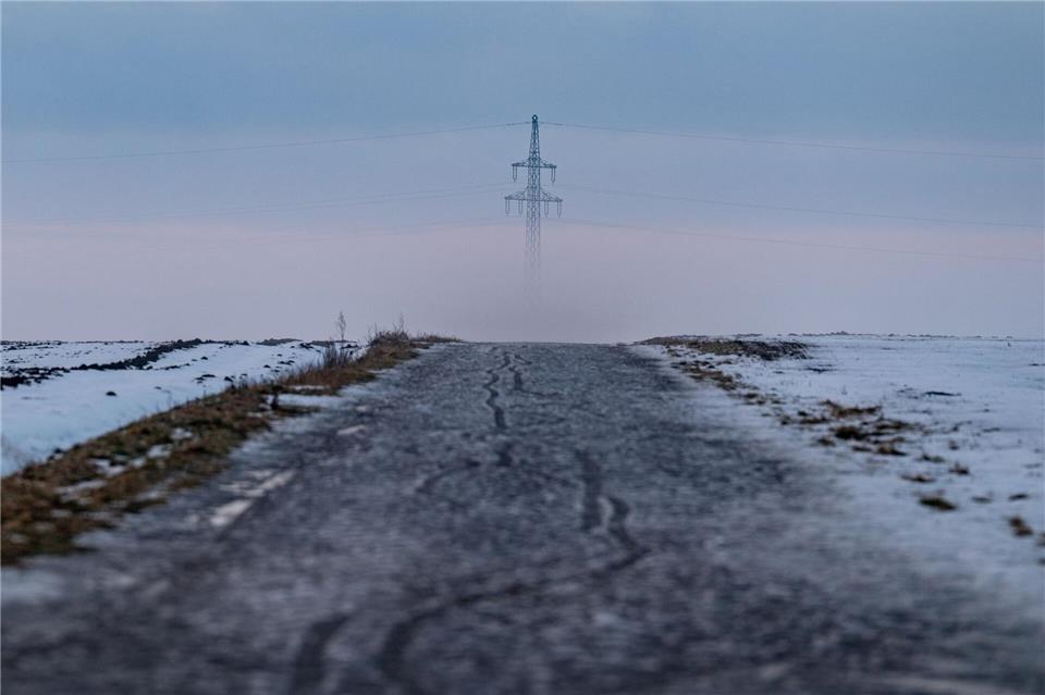 Nach einer kurzen Wetterpause kehrt der Winter mit Schnee, Regen und Glätte zurück.Armin Weigel/dpa