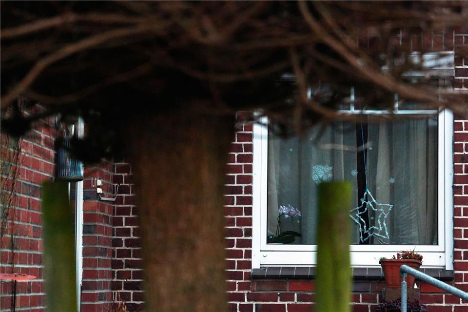 Nach einer mehrtägigen Fahndung hat sich der Tatverdächtige eines Tötungsdelikts im Landkreis Stade der Polizei gestellt. (Archivbild)Marcus Golejewski/dpa