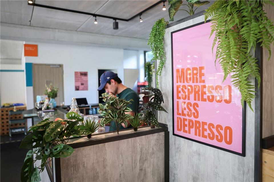 Nach einer neuen Umfrage wollen viele jüngere Menschen das Leben genießen, anstatt sich nur bei der Arbeit abzumühen. (Symbolbild)Christian Charisius/dpa