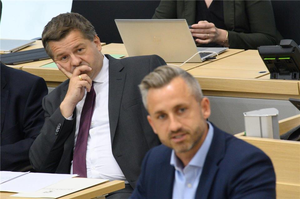 Nach einer neuen Wahlumfrage kann die AfD mit Spitzenkandidat Ulrich Siegmund (r) aktuell auf 42 Prozent der Wählerstimmen in Sachsen-Anhalt hoffen und liegt damit 20 Prozent vor der CDU. (Archivbild)Klaus-Dietmar Gabbert/dpa
