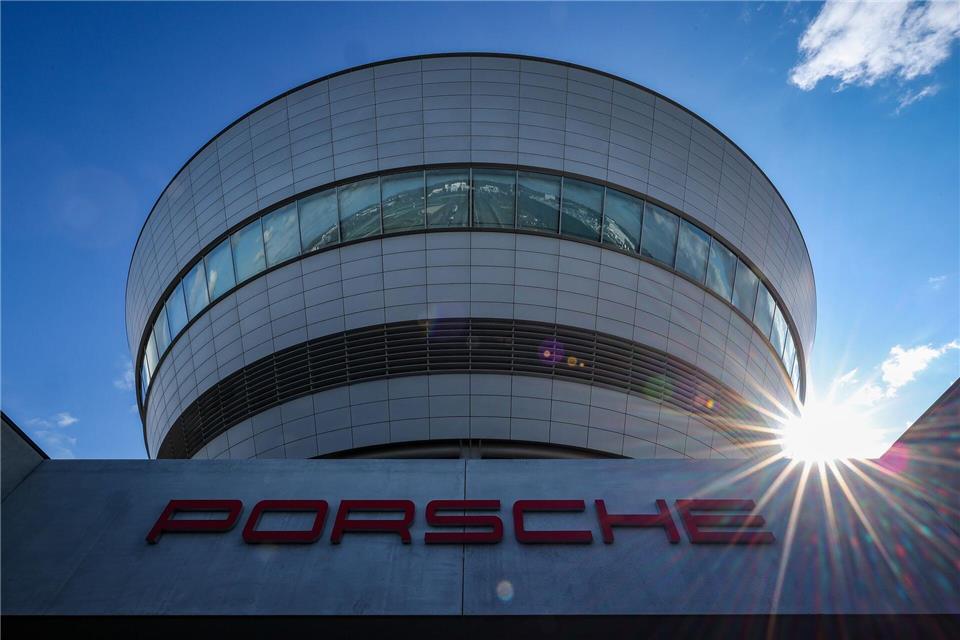 Nach einer umstrittenen Gehaltskürzung hat der Betriebsratschef von Porsche Leipzig erneut Recht bekommen (Archivbild)Jan Woitas/dpa