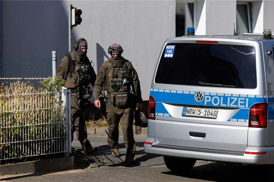 Nach ersten Angaben der Polizei soll der Mann mit einer Waffe in der Hand auf die Einsatzkräfte losgelaufen sein. Diese gaben mehrere Schüsse ab. Friso Gentsch/dpa