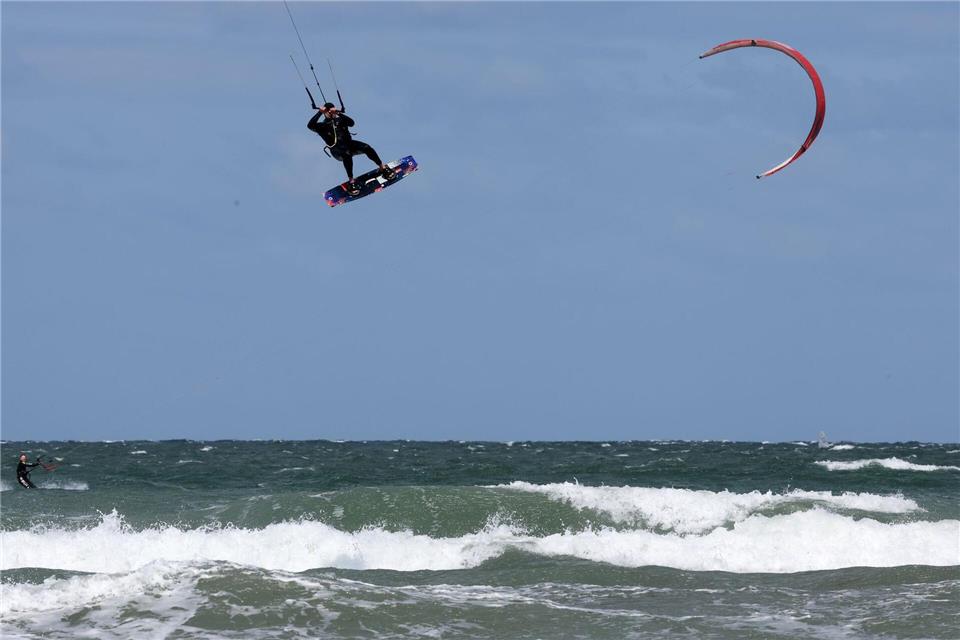Nach ersten Erkenntnissen der Polizei könnte der 52-Jährige beim Kitesurfen verunglückt sein. (Symbolbild)Bernd Wüstneck/dpa