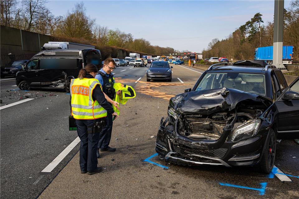 Nach ersten Erkenntnissen musste ein 29 Jahre alter Autofahrer am Morgen am Ende eines Staus auf einer Abbiegespur anhalten.Fabian DA¶ll/5VISION.NEWS/dpa