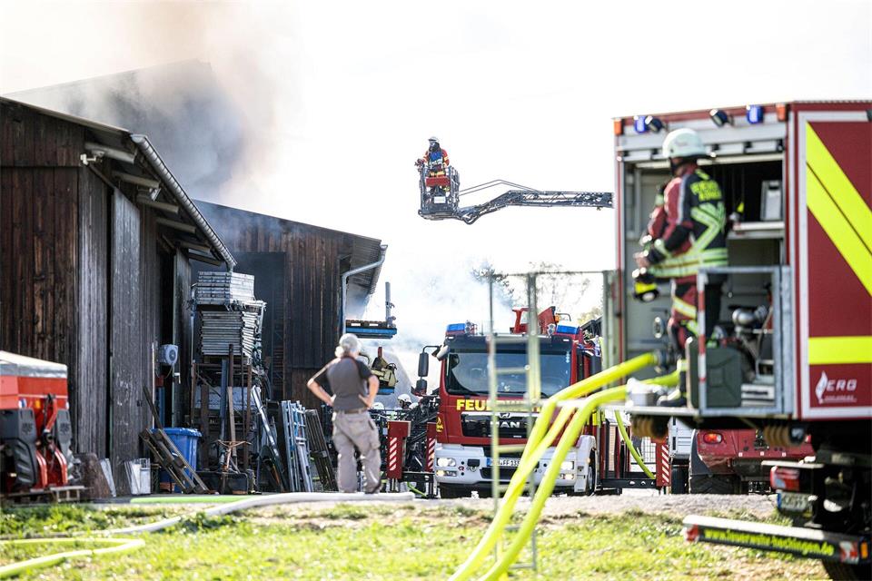 Nach ersten Erkenntnissen verendeten bei dem Feuer etwa 600 Gänse und Hühner.Nicklas Walther/onw-images/dpa
