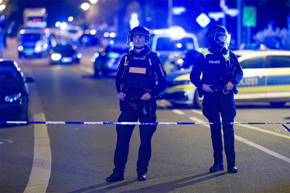 Nach ersten Erkenntnissen vermutet die Polizei, dass sich die Beteiligten kannten.Moritz Frankenberg/dpa