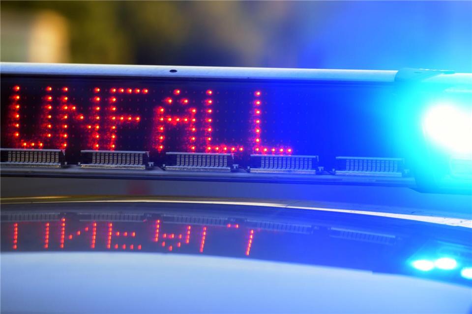 Nach ersten Erkenntnissen wollte die 37-Jährige in Höhe einer Abzweigung ein Auto und den Traktor überholen. (Symbolbild)Stefan Puchner/dpa