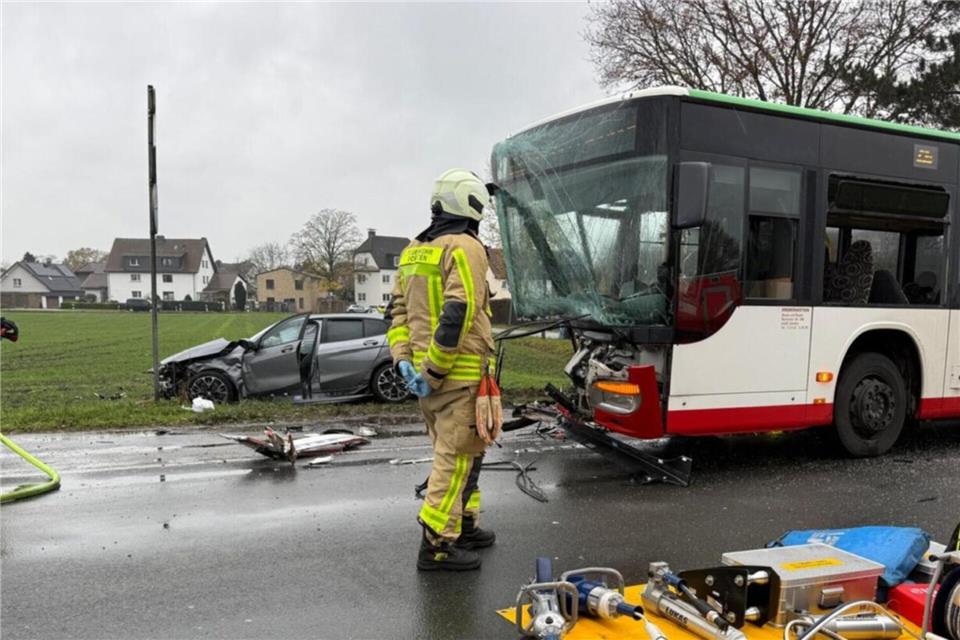 Nach ersten Informationen gibt es gut ein Dutzend Verletzte. Zudem landete ein Rettungshubschrauber in der Nähe.