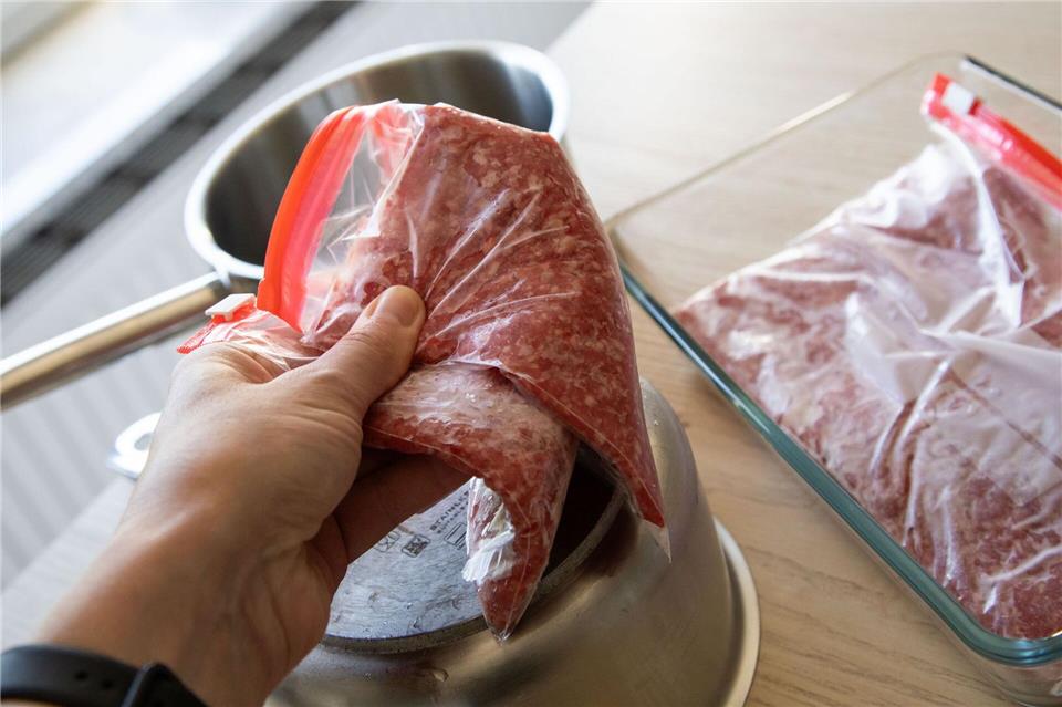 Nach etwa 15 Minuten war das Hackfleisch in der Mitte aufgetaut.Christin Klose/dpa-tmn