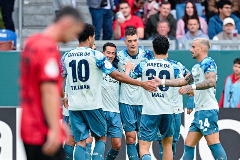 Nach etwas Geduld gewinnt Bayer Leverkusen schlussendlich deutlich bei Wehen Wiesbaden. Uwe Anspach/dpa