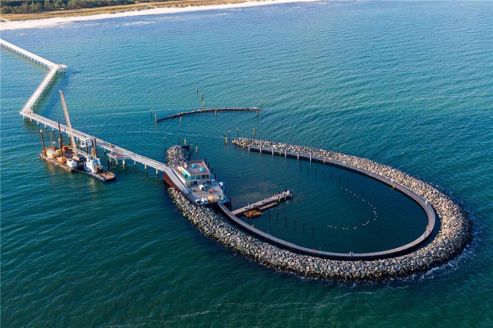 Nach etwas mehr als zwei Jahren Bauzeit wird der neue Inselhafen und die mit 720 Meter längste Seebrücke an der Ostsee vor Prerow nun eröffnet.Stefan Sauer/dpa