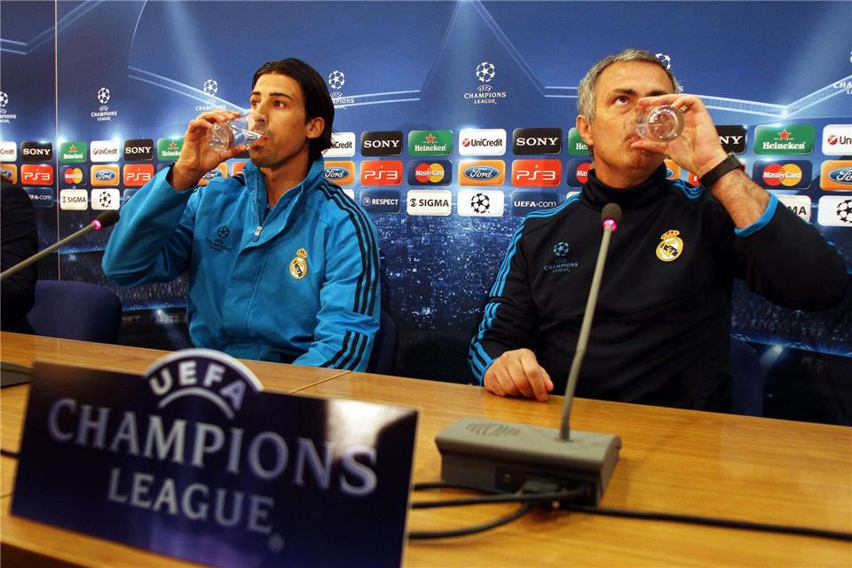Nach fast eineinhalb Jahrzehnten wieder bei Real vereint: Sami Khedira (links) und Coach José Mourinho. (Archivbild)picture alliance / dpa