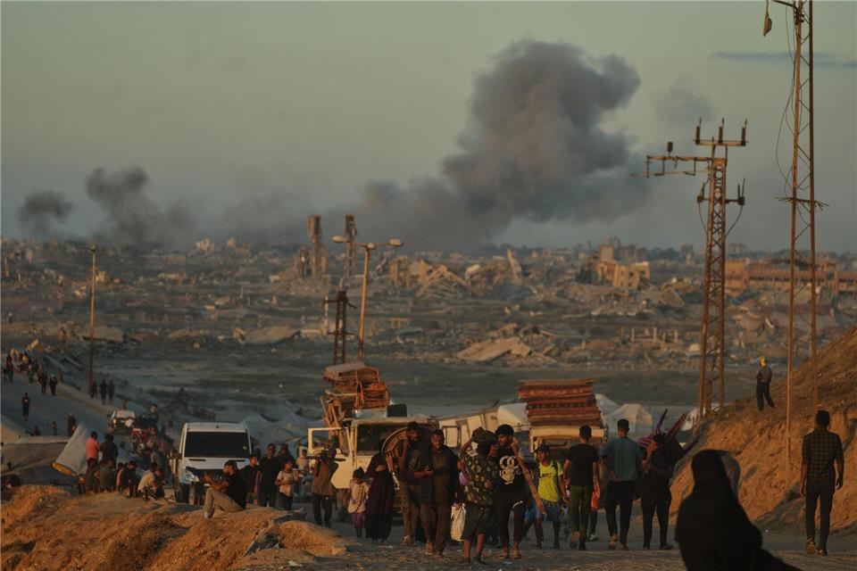 Nach fast zwei Jahren Krieg im Gazastreifen ist die humanitäre Lage in dem abgeriegelten Küstenstreifen katastrophal.Jehad Alshrafi/AP/dpa