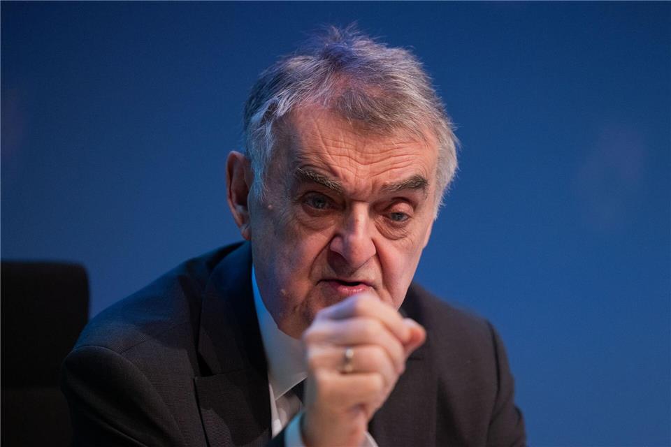 Nach früheren Angaben von Innenminister Herbert Reul (CDU) sollen rückwirkend ab dem 1. Juli doppelte Staatsbürgerschaften in der Kriminalstatistik erfasst werden. (Archivbild)Rolf Vennenbernd/dpa