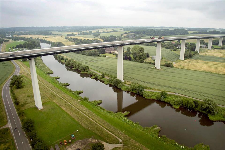 Nach gut drei Monaten Bauarbeiten wird die Ruhrtal-Brücke der A52 wieder freigegeben. (Archivbild)Arnulf Stoffel/dpa