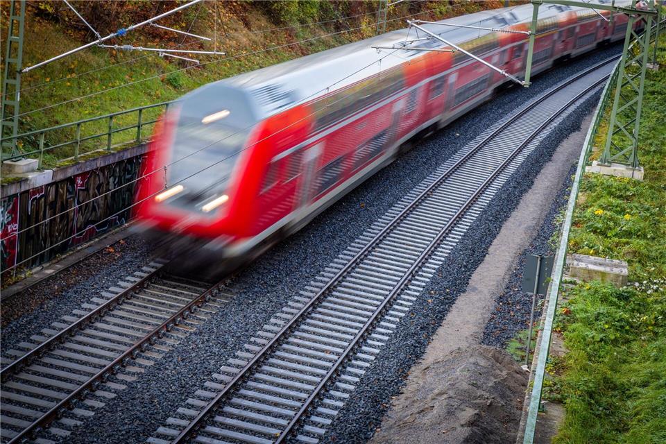 Nach gut neunmonatiger Generalsanierung fuhr der erste Personenzug wieder von Schwerin nach Hamburg. (Archivbild)Jens Büttner/Deutsche Presse-Agentur GmbH/dpa