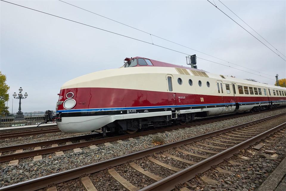 Nach gut zwei Stunden Fahrt rollte der historische Zug in den Bahnhof der Insel Sylt ein.Georg Wendt/dpa