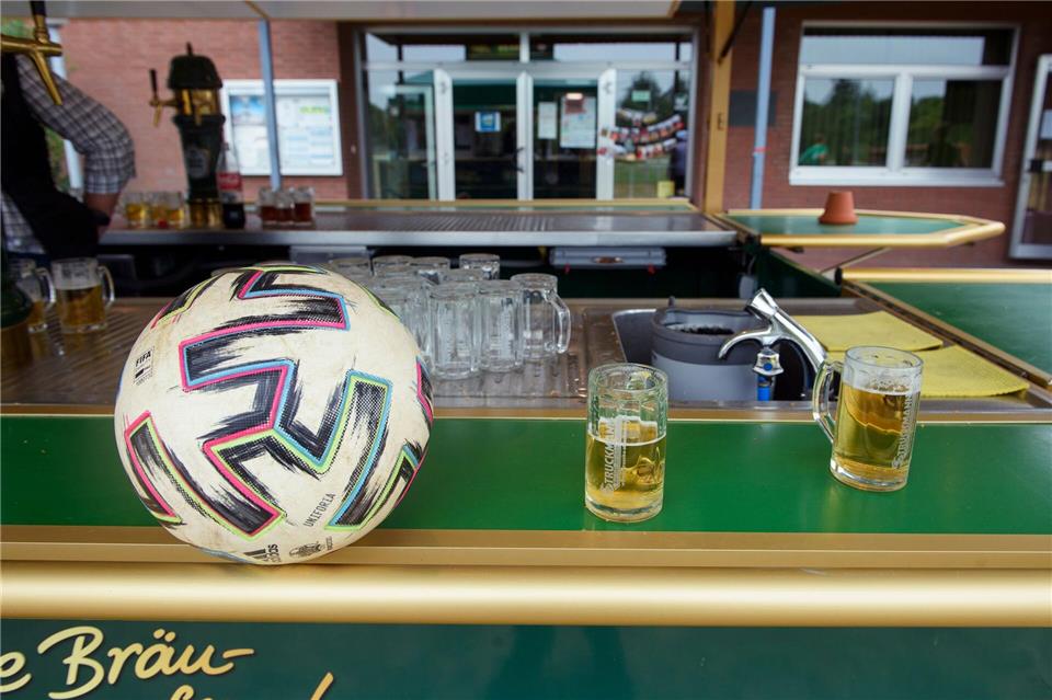 Nach härteren Zeiten durch weniger Konsum und steigende Preise blicken Bierproduzenten mit Spannung auf den Sommer und die Fußball-WM. (Symbolbild)Gregor Fischer/dpa