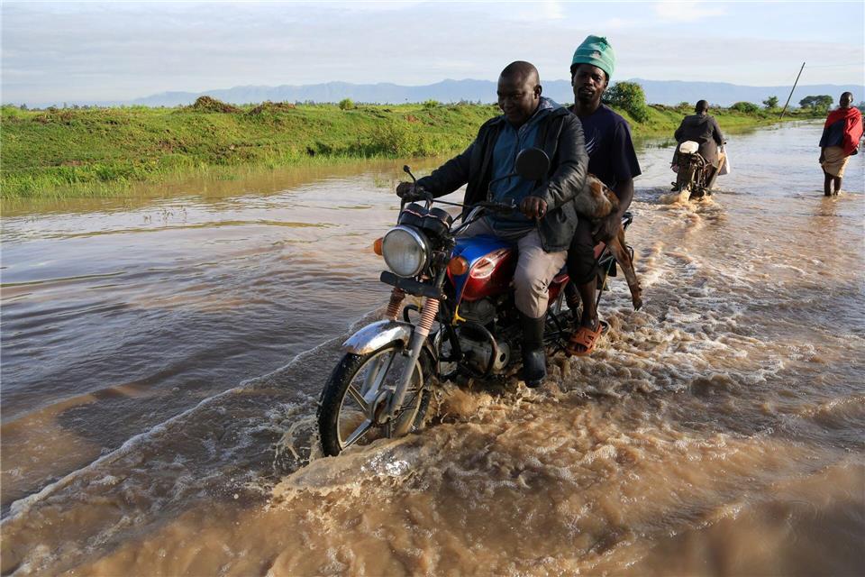 Nach heftigen Regenfällen sind viele kenianische Straßen überschwemmt.Andrew Kasuku/AP/dpa