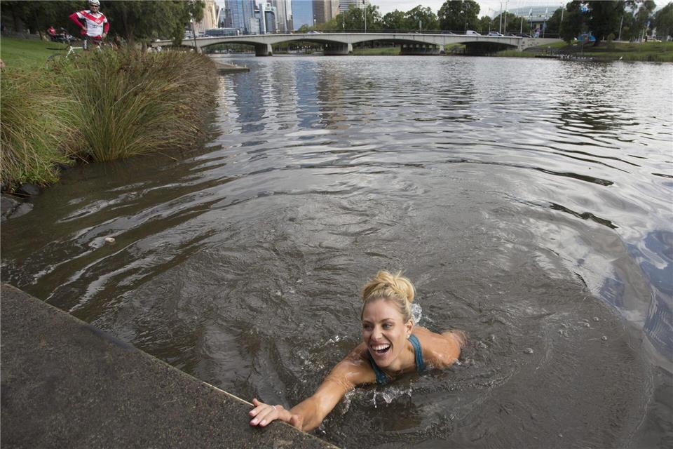 Nach ihrem Triumph in Melbourne 2016 sprang Angelique Kerber in den Yarra River.Australian Open/Fiona Hamilton/AAP/AUSTRALIAN OPEN/dpa