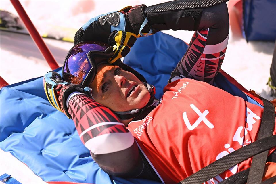 Nach ihrem schweren Sturz Anfang 2025 liegt Federica Brignone geschockt in einem Rettungsschlitten. (Archivbild)Elvis Piazzi/AP/dpa