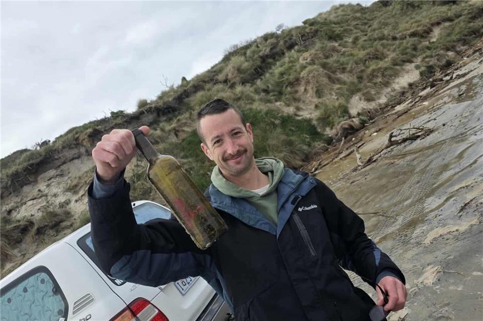 Nach ihrer langen Reise soll die Flasche nun in Zusammenarbeit mit einer tasmanischen Ozeanographin genauer untersucht werden.Michael Gee/Alfred-Wegener-Institut Hemholtz-Zentrum für Polar- und Meeresforschung/dpa