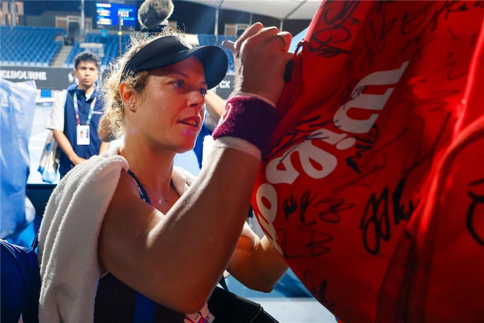 Nach ihrer tollen Aufholjagd schrieb Laura Siegemund in Melbourne viele Autogramme.Frank Molter/dpa