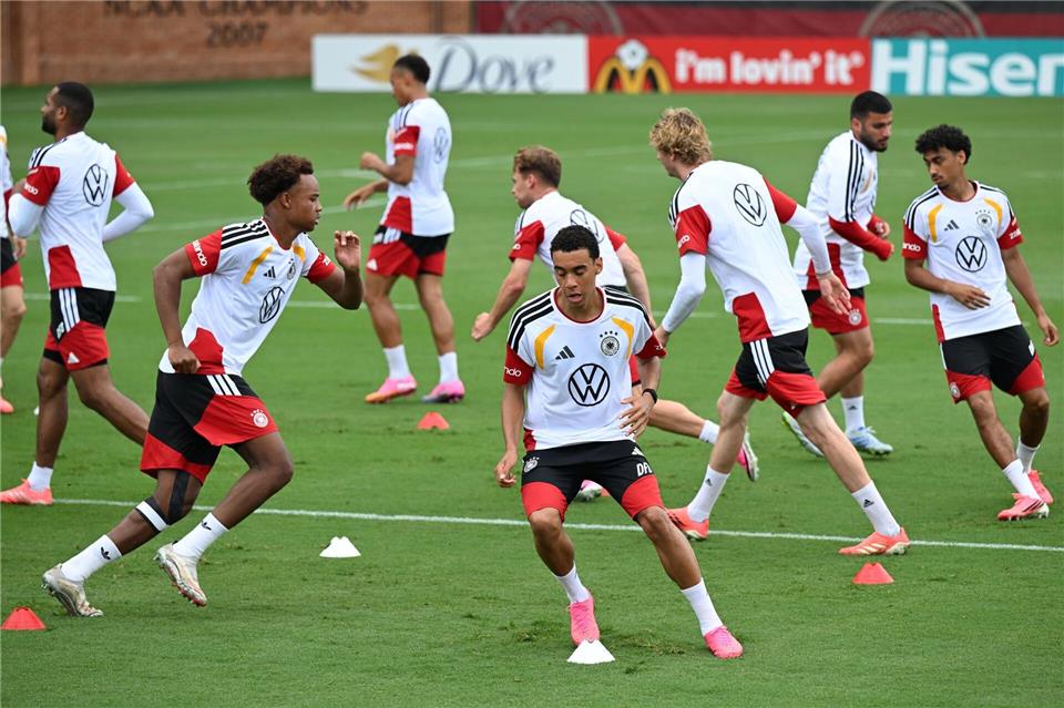 Nach intensiven Trainingseinheiten dürfen die Nationalspieler nochmal kurz regenerieren vor dem WM-Start.Federico Gambarini/dpa