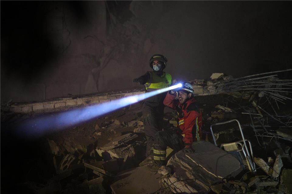 Nach israelischen Luftangriffen wird in Beirut nach Opfern gesucht.Emilio Morenatti/AP/dpa