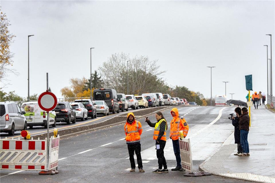 Neue Brücke über Blumberger Damm für Verkehr freigegeben  Nach knapp 4,5 Jahren Bauzeit ist der Ersatzneubau der Brücke am südlichen Blumberger Damm fertig.Soeren Stache/dpa