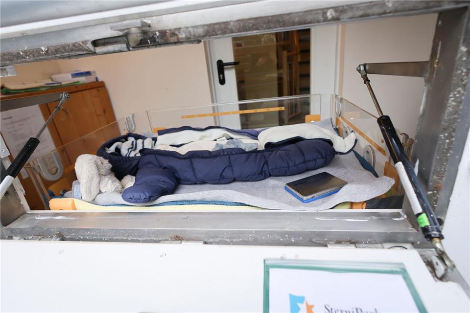 Nach kurzer Zeit wird ein Alarm ausgelöst, dass die Babyklappe genutzt wurde. (Archivbild)Christian Charisius/dpa