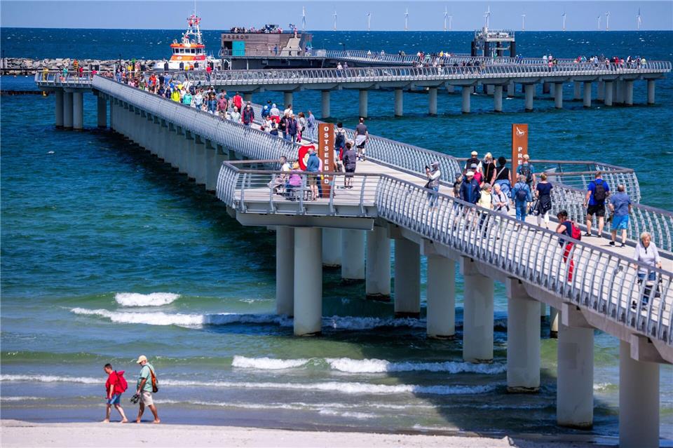 Ein Jahr Inselhafen Prerow – Backhaus zeigt sich zufrieden Nach langem Hin und Her schließlich doch gebaut – die Seebrücke in Prerow. (Archivbild) Jens Büttner/dpa