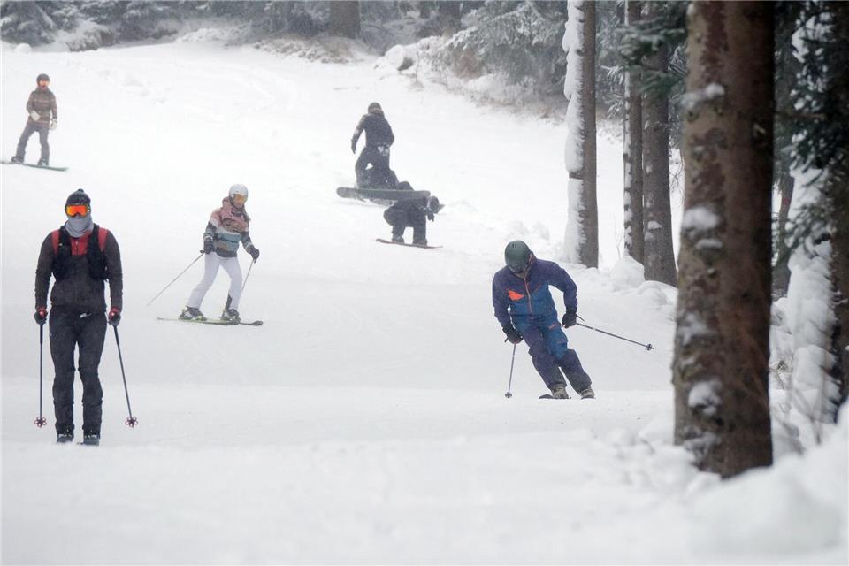 Nach langem Warten ist am Fichtelberg die erste Skipiste geöffnet.Sebastian Willnow/dpa
