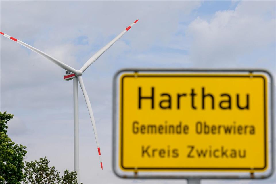 Nach massiven Beschwerden sind die Tage dieses Windrades in Oberwiera (Landkreis Zwickau) nach nur zweieinhalb Jahren gezählt: Es wird wieder abgerissen. (Archivbild)Hendrik Schmidt/dpa