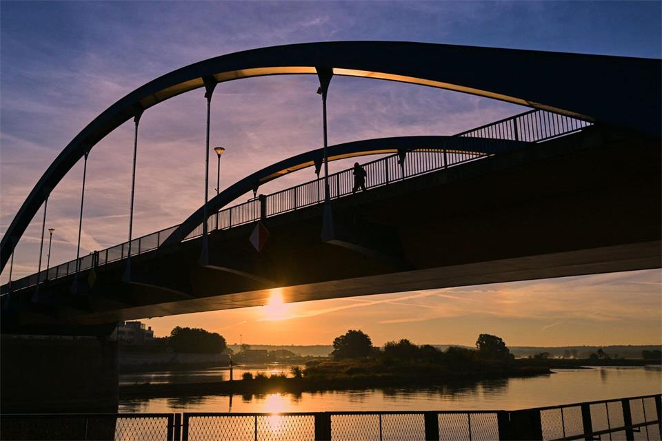 Nach maximal 24 Grad am Mittwoch und Donnerstag sind am Folgetag noch bis zu 22 Grad möglich, am Samstag soll der Höchstwert abermals leicht sinken. (Archivbild)Patrick Pleul/dpa
