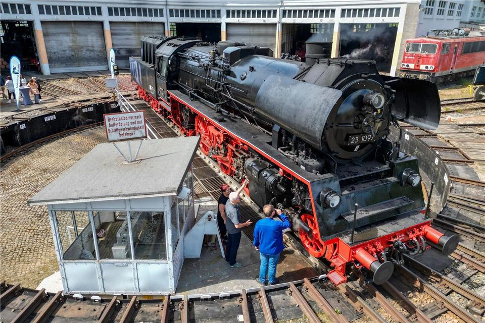 Nach mehr als 22 Jahren fahren künftig wieder Züge auf der Muldental-Strecke zwischen Glauchau und Wolkenburg (Landkreis Zwickau) - allerdings nur für touristische Sonderfahrten.Jan Woitas/dpa