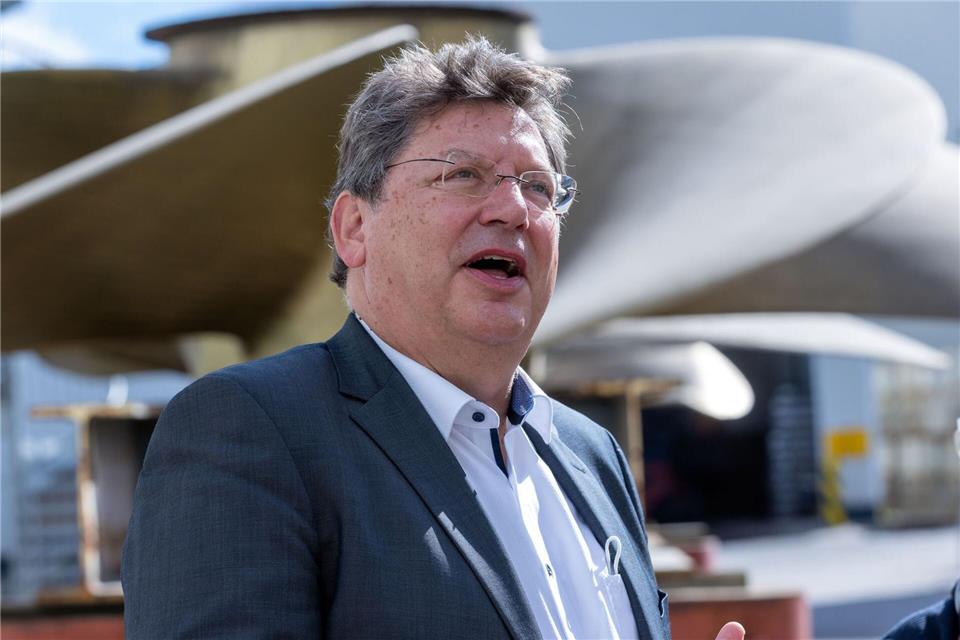 Nach mehr als 30 Jahren in vielen politischen Ämtern nimmt der SPD-Politiker Reinhard Meyer Abschied. (Archivbild)Jens Büttner/dpa