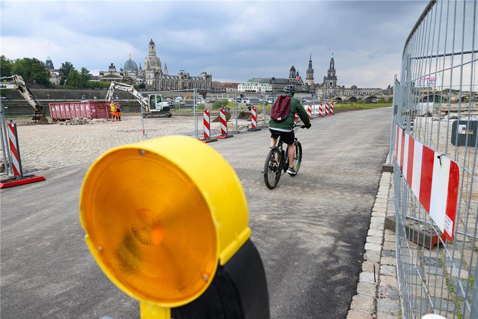Nach mehr als einem Jahr Sperre in nach dem Einsturz der Carolabrücke können auch am Neustädter Ufer wieder Fußgänger und Radfahrer passieren.Robert Michael/dpa