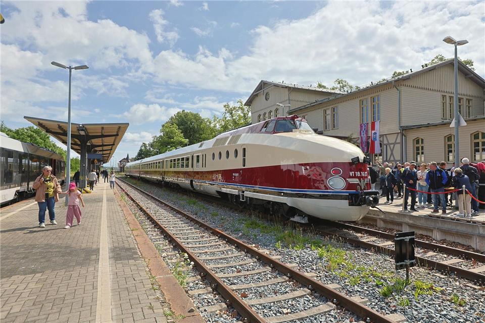 Nach mehr als fünf Jahren ist der ehemalige DDR-Schnellzug wieder einsatzbereit.Matthias Bein/dpa