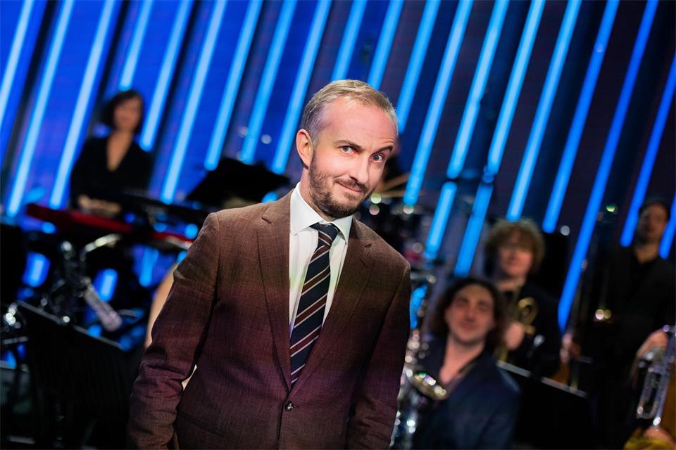 Nach mehr als sechs Jahren hört der Satiriker Jan Böhmermann zum Jahresende mit seiner Show „ZDF Magazin Royale“ auf. (Archivbild)Rolf Vennenbernd/dpa