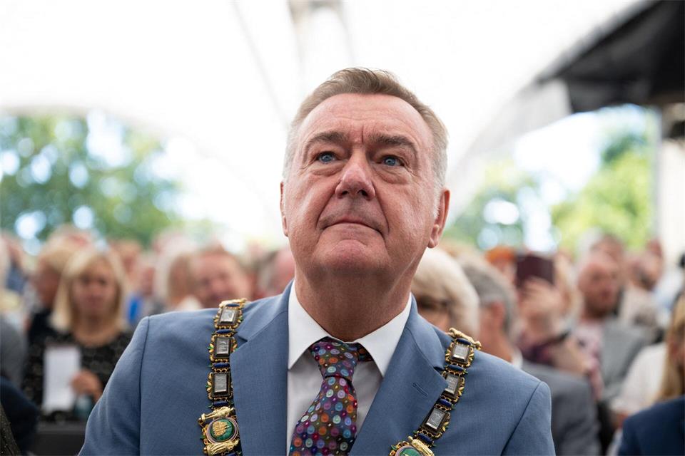 Nach mehr als zwei Jahrzehnten an der Spitze der Stadt wird Claus Kaminsky (SPD) als Oberbürgermeister von Hanau Ende September in den Ruhestand gehen. Florian Wiegand/dpa