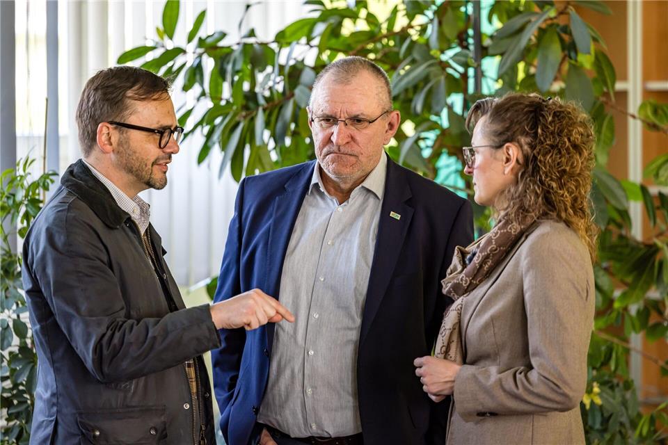 Nach mehreren Rinderdiebstählen haben Innenminister Jan Redmann (CDU), Landesbauernpräsident Henrik Wendorff und Agrarministerin Hanka Mittelstädt (SPD) einen betroffenen Betrieb besucht.Frank Hammerschmidt/dpa