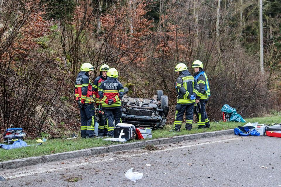 Nach mehreren Überschlägen bleibt der Wagen der jungen Frauen auf dem Dach liegen. Dettenmeyer/SDMG/dpa