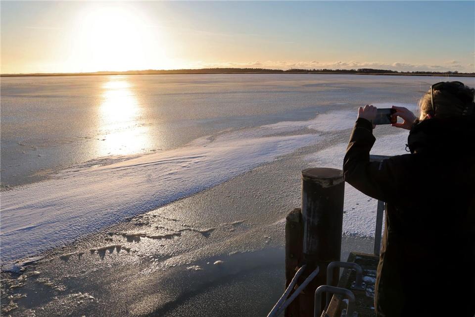 Nach mehreren kalten und nassen Tagen können sich die Menschen in Mecklenburg-Vorpommern auf ein paar Sonnenstrahlen freuen. (Archivbild)Bernd Wüstneck/dpa