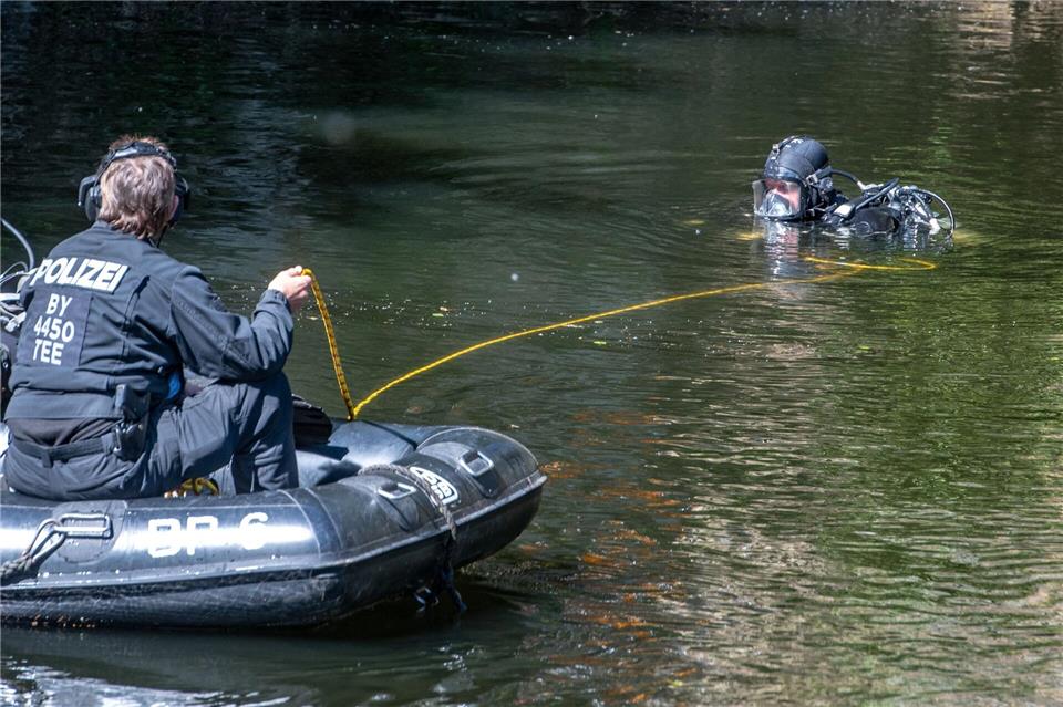 Nach mutmaßlichen Brandanschlägen in der Oberpfalz suchten Polizeitaucher in der Donau bei Regensburg nach möglichen Beweisen. (Symbolbild)Armin Weigel/dpa