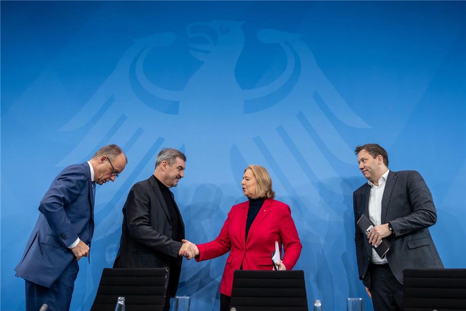 Nach nächtlichen Beratungen stellen die Koalitionsspitzen die Resultate vor. Michael Kappeler/dpa